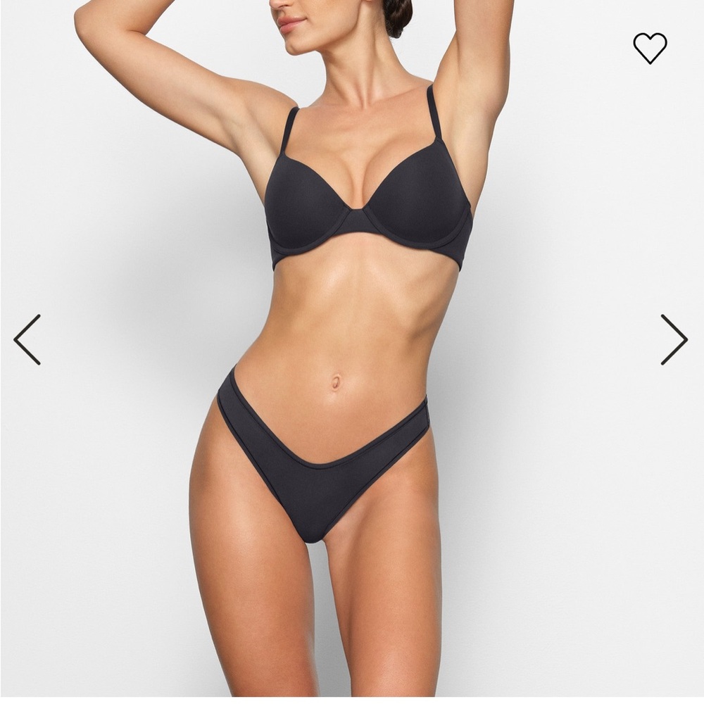 SKIMS FITS EVERYBODY
T-SHIRT BRA BLACK 34F/34DDD